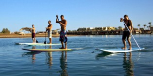 Stand Up Paddling am Roten Meer