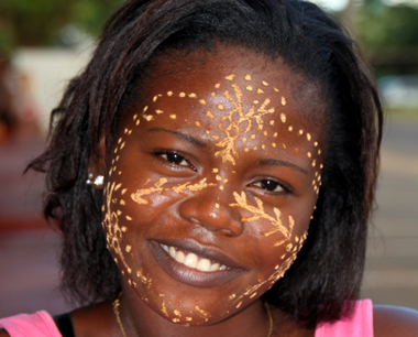 Gesichtsbemalung ist teil der Alltagskultur auf Madagaskar. (Foto Karsten-Thilo Raab)