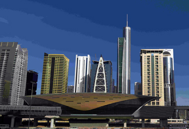 Die markante Skyline von Dubai mit der  Jumeirah Lake Towers Station