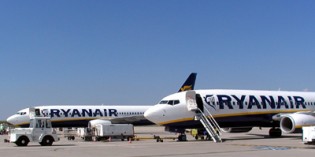 Schlanke (Flug-) Linie: Weniger Stewardess gleich weniger Gewicht