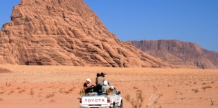 Wüstenwunderland Wadi Rum – Sandlamm im Beduinenzelt