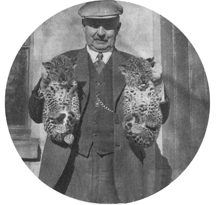 Tierparkgründer Johan Burgers 1935 mit Pantherwelpen_Quelle Burgers' Zoo