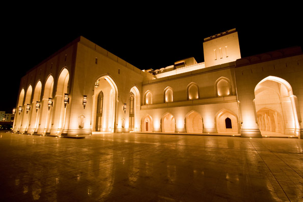 Gerade bei Nacht ist das hell beleuchtete Opernhaus in Muskat ein Blickfang. Foto: djd/Sultanate of Oman