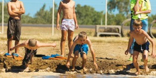 Kurioses im Outback: Schlammschnorcheln und Ziegenrennen