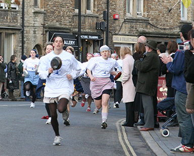 Olney Pankcake Race (2), Foto Visit Britain