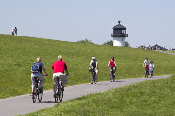 Touren-Tipps für Radfahrer in Cuxhaven führen u. a. zur „Dicken Berta“, dem Museums-Leuchtturm in Altenbruch (© Nordseeheilbad Cuxhaven)
