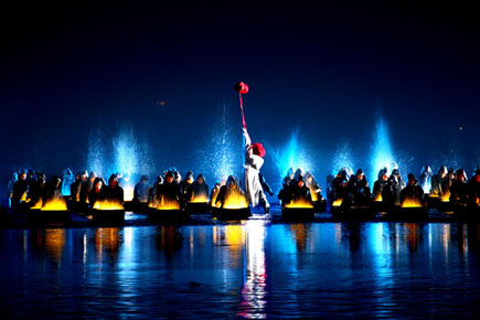 Der Westsee taucht bei der abendlichen Bühnenshow in ein ganz besonderes Licht. (Foto: Hangzhou Tourism Commission)