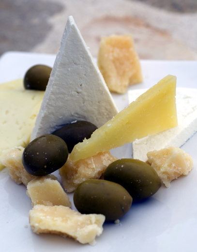 Käse und Oliven - eine beliebte Kombi in Istrien. 