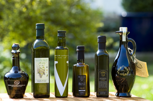 Werden sogar zur Verdauungsförderung aus dem Schnapsglas genossen: Olivenöle aus Istrien. (Fotos: Petr Blaha)