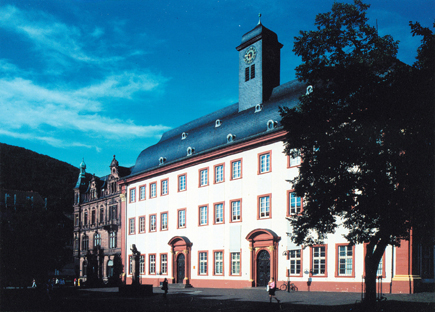 Die Alte Universität im Herzen der Altstadt. 