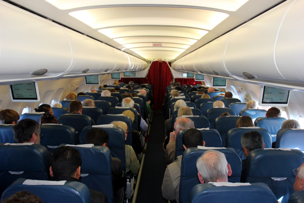 Enge Stuhlreihen in der Flugkabine könnten bei Turbulenzen für zusätzliche Sicherheit sorgen. (Foto: Karsten-Thilo Raab)