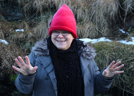 Mit Händen und Füßen berichtet Sigurbjörg Karlsdóttir von begegnungen mit Elfen. (Foto: Karsten-Thilo Raab)