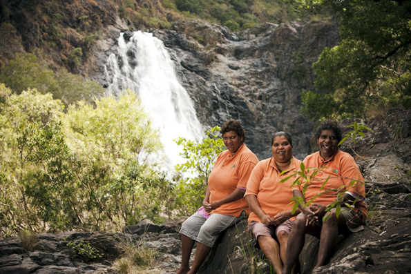 Die Walkers Sisters am Wasserfall im australischen Wujal Wujal. (Foto Tourism Australia)