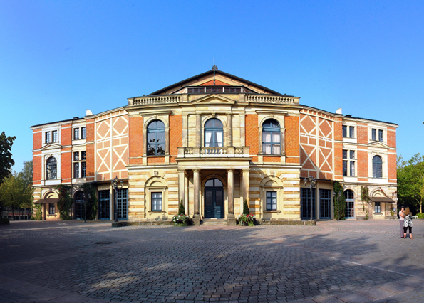 Seit den ersten Festspielen 1876 gilt die Barockstadt Bayreuth mit dem Festspoielhaus als Zentrum des Werkes von Richard Wagner. (Foto: Guido Radig)