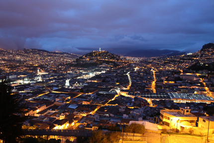 Ecuadors Hauptstadt Quito im Abendlicht. 