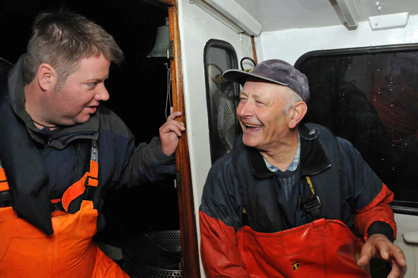 Der Fischer Paul Walter (rechts im Bild) nimmt gerne Urlauber mit an Bord. (Foto: Kurverwaltung List)