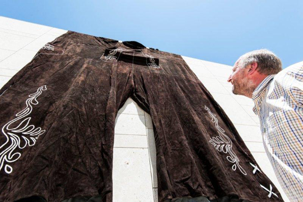 Ein Fall fürs Guinness-Buch der Rekorde: Die größte Lederhose der Welt, die beim beim Zeller Trachtenseefest offiziell vorgestellt wird. (Foto: Zell am See-Kaprun)
