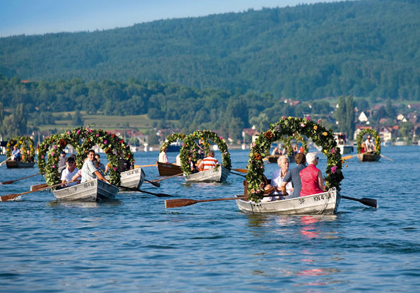 Einer der Höhepunkte des Hausherrenfestes: Die traditionelle Mooser Wasserprozession. (Foto Radolfzell Tourismus) 