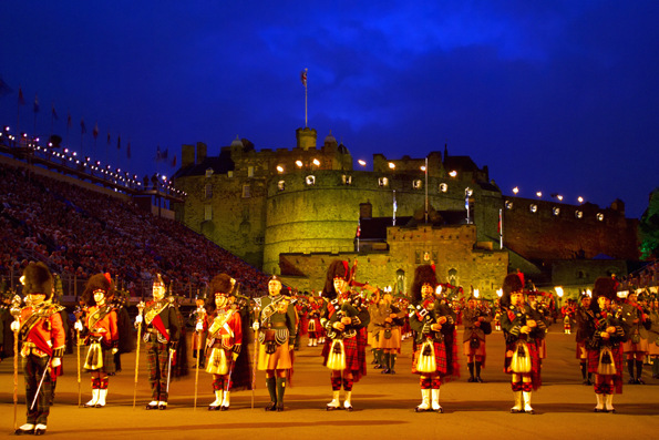Einer der Höhepunkte des britischen Festivalsommers: das Edinburgh Military Tattoo in der schottischen Hauptstadt. (Foto: Visit Britain)