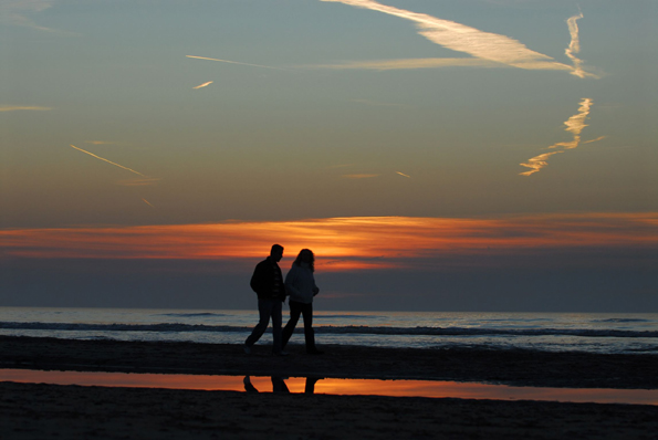 Sonnenuntergangstimmung an einem der vielen, im wahrsten Sinne des Wortes ausgezeichneten holländischen Strände in Zandvoort.