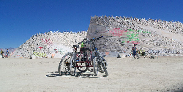 Inmitten der Wüste treffen sich vom 26. August bis 2. September und Überlebenskünstler, Selbstdarsteller und Partygänger zum Burning Man Festival. 
