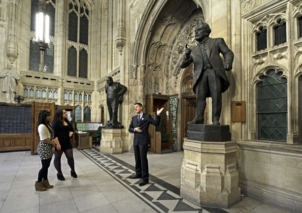 Bei den Führungen durch Londons Parlament lässt sich viel über eine der ältesten Demokratien der Welt erfahren. (Foto: Visit Britain)