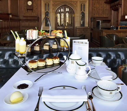 Im britischen Parlament lässt sich nach Voranmeldung auch entspannt ein Tässchen Tee genießen. (Foto: Visit Britain)