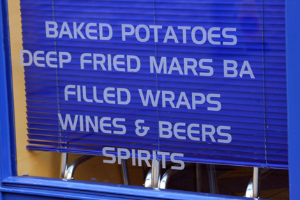 Schaufensterreklame für frittierte Mars-Riegel, ein beliebter Snack auf den britischen Inseln. (Foto: Karsten-Thilo Raab)