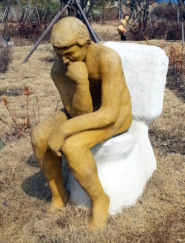 Mit Denkerpose beim Toilettengang - Skulptur in Suwon. (Foto: Hae-woo-jae)