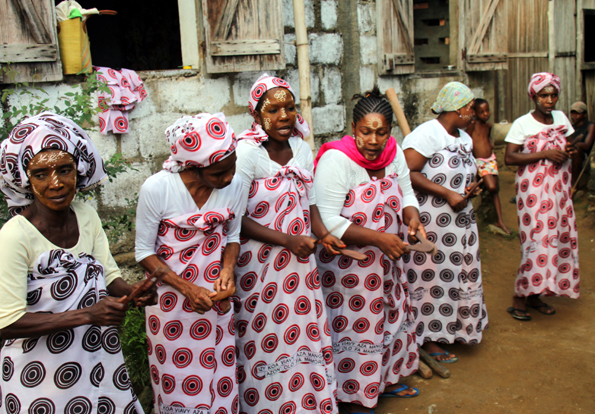 Im Dorf Marodoka führen Frauen mit traditionellen Kleider in die Geschichte und Kultur ihrer Heimat ein. (Foto: Karsten-Thilo Raab)