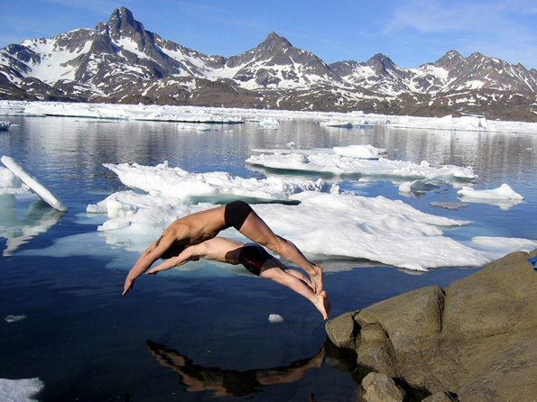 Fraglos ein besonderes Badeerlebnis: Ein Sprung ins kühle Nass im grönländischen Tasiilaq. (Foto: Kristinn Einarsson)