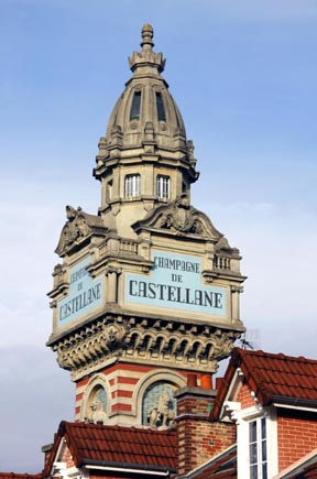 Ein echter Hingucker: Die Fassade der Chaampagne de Castellane in Epernay. (Foto: Udo Haaflke)