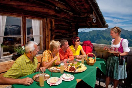 Im Raurisertal geht es zünftig her - sei es im Rahmen der Bauernherbstwoche oder auf den urigen Almen, die mit herzhaften Schmankerln locken. (Foto: Gruber Michael)