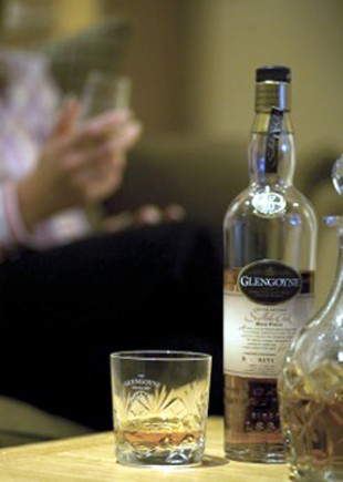 In verschiedenen Bars in Glasgow wird eine große Auswahl an Whiskys vorgehalten. 