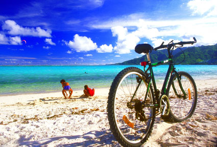 Inselromantik in Tahiti: Fahrrad am Strand. (Foto: Cécile Flipo)