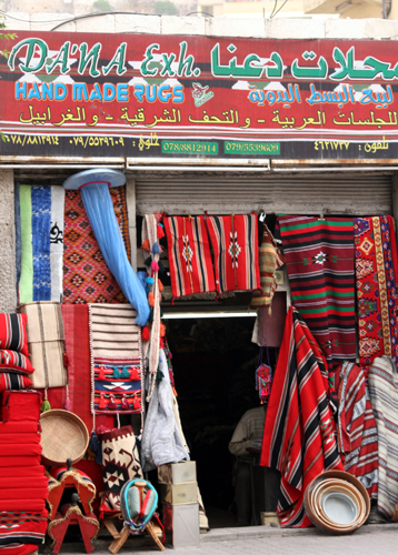 Teppiche und feine Stoffe werden neben Gewürzen in Jordanien hoch gehandelt. (Foto: Karsten-Thilo Raab)