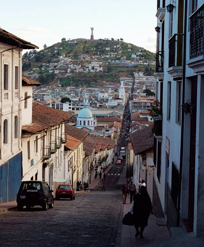 Blick auf die Altstadt von Quito mit Hügel Panecillo.