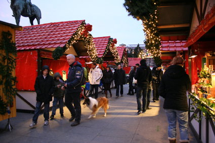 Unter Glühwein- und Lebkuchenduft mischen sich auf dem Darmstädter Weihnachtsmarkt auch exotische Gerüche von den 15 teilnehmenden Partnerstädten. (Foto: djd)