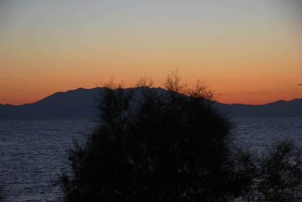 In der abendlichen Sonne über der Ägäis lässt sich bei klarer Sicht sogar der Olymp erkennen. (Foto: Karsten-Thilo Raab)