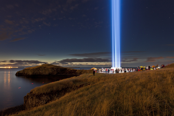 Einen Monat lang wird der Himmel über Videy abendlich im Gedenken an John Lennon beleuchtet. 