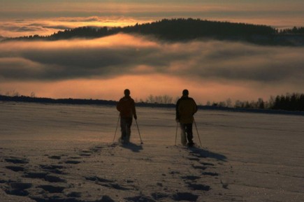 Eine Schneeschuhtour ist Romantik pur, sodass man die Natur ganz intensiv genießen kann. (Foto: djd)
