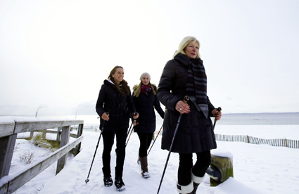 Vom Alltag abschalten und die Abwehrkräfte stärken - mit Nordic Walking ist die Holsteinische Schweiz auch in der kalten Jahreszeit ein Erlebnis. (Foto: djd)