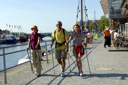 An den langen Promenaden der Ostsee sind nicht nur wie hier im Sommer, sondern auch im Herbst und Winter die Nordic Walker aktiv. (Foto: djd)