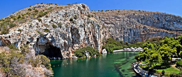 Landschaftlich überaus reizvoll: Der kristallklare See im Athenern Vorort Vouliagmeni.