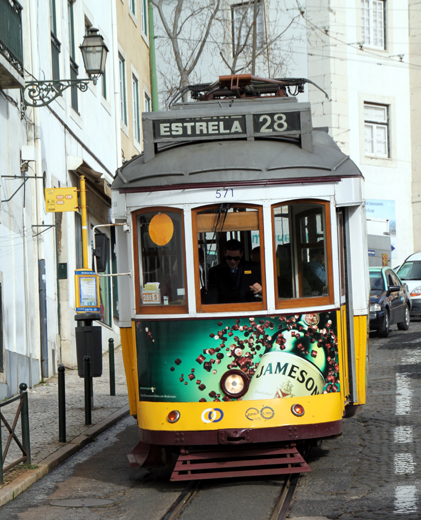 Ewiger junger Klassiker auf Lissabons Straßen: Die Fahrt mit der Linie 28. (Foto: Karsten-Thilo Raab)