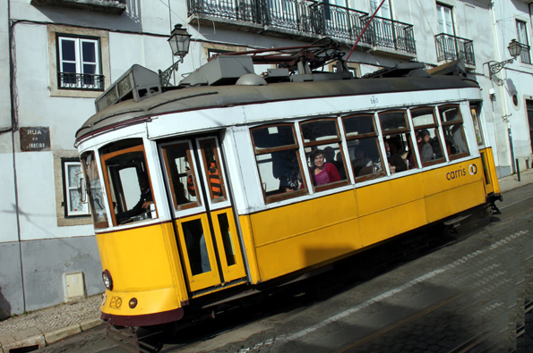 In wahrsten Sinne des Wortes schräg: Ein Stadtrundfahrt mit der historischen Linie 28 durch Lissabon. (Foto: Karsten-Thilo Raab)