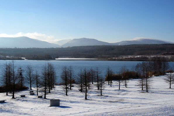 Blick auf den Olbersdorfer See und das verschneite Zittauer Gebirge. (Foto: djd)