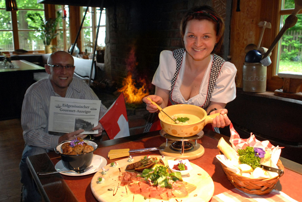 Schweizer Gourmetreise bei Kaminfeuer auf der Bergbaude Koitsche. (Foto: djd)