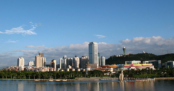 Blick über den Yundang See auf die Skyline von Xiamen.