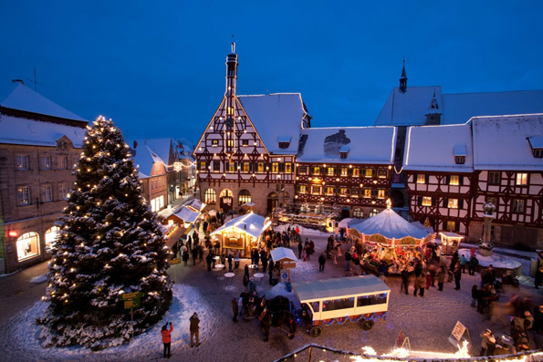 Rund um das mittelalterliche Rathaus wartet Forchheim mit einem stimmungsvollen Weihnachtsmarkt auf. 